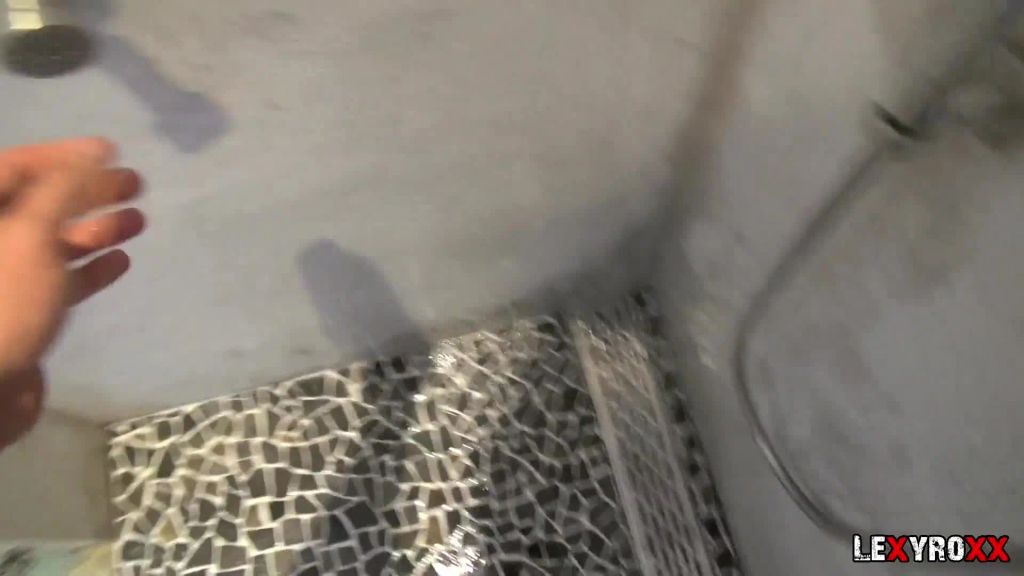 BIG COCK – in der Dusche ins Maul gespritzt