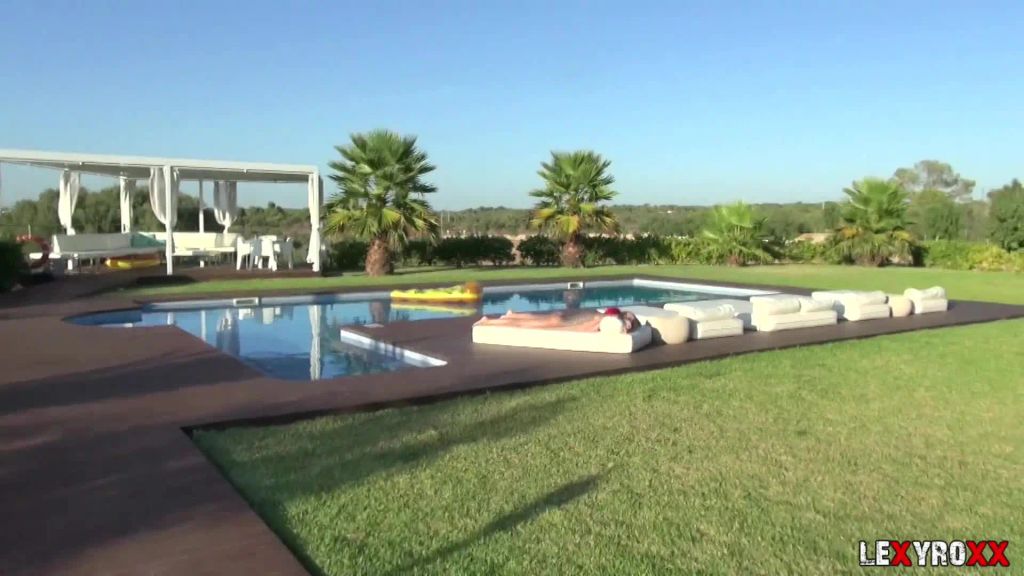 vom Poolboy das Fötzchen besamt !